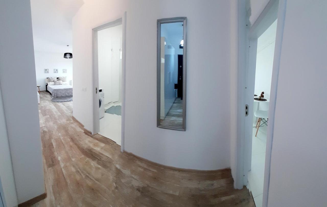 White Studio Apartment Pitesti Bagian luar foto