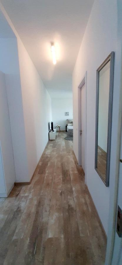 White Studio Apartment Pitesti Bagian luar foto