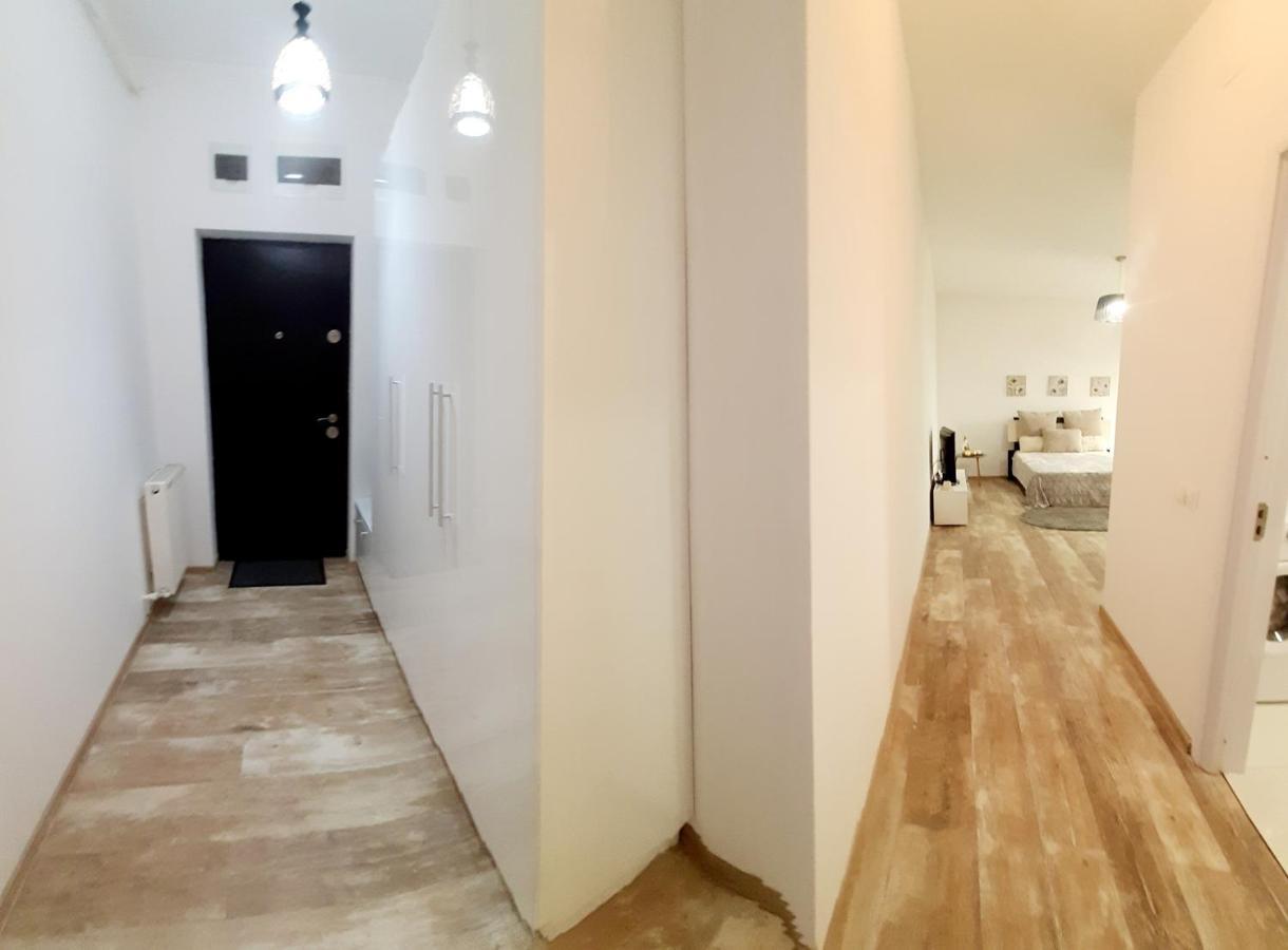 White Studio Apartment Pitesti Bagian luar foto