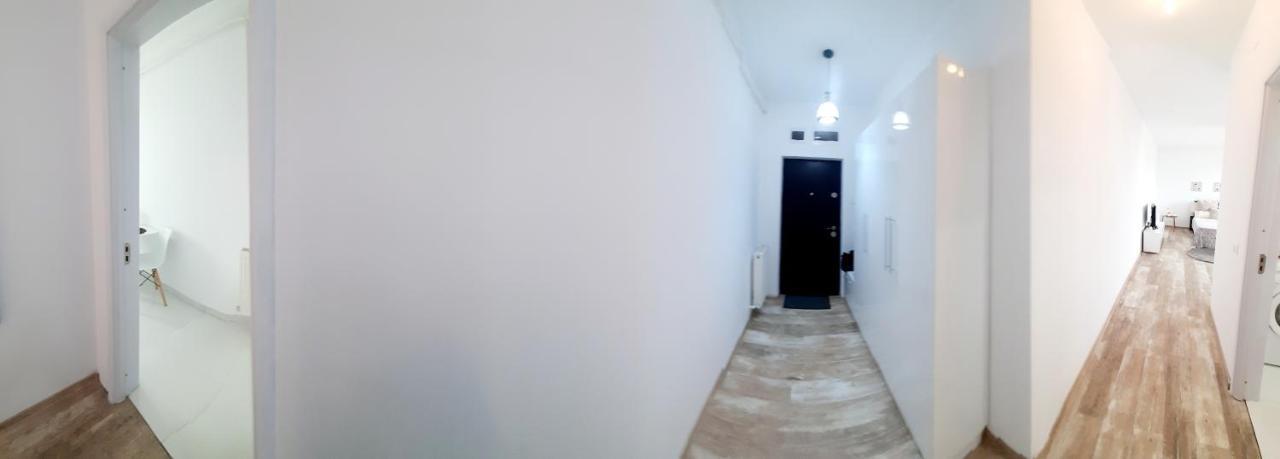 White Studio Apartment Pitesti Bagian luar foto