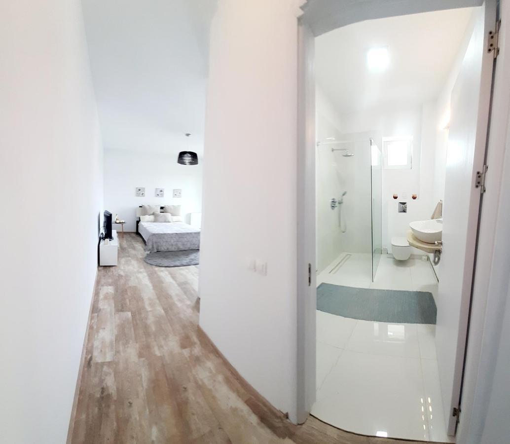 White Studio Apartment Pitesti Bagian luar foto