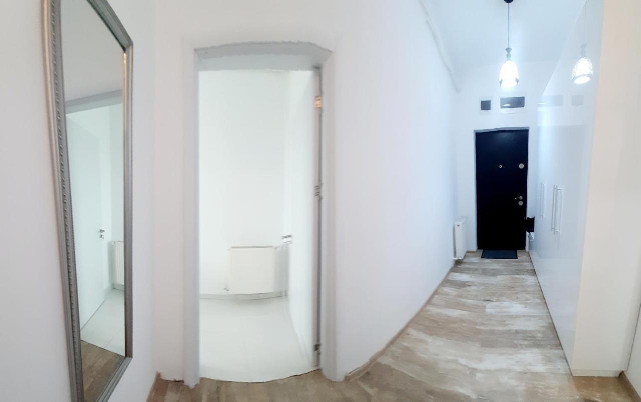 White Studio Apartment Pitesti Bagian luar foto