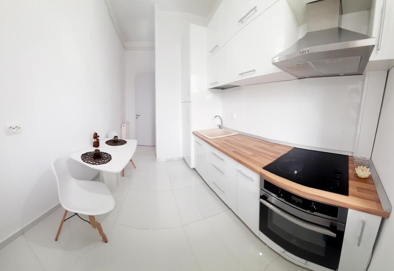 White Studio Apartment Pitesti Bagian luar foto