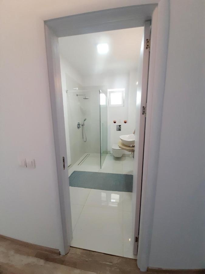 White Studio Apartment Pitesti Bagian luar foto