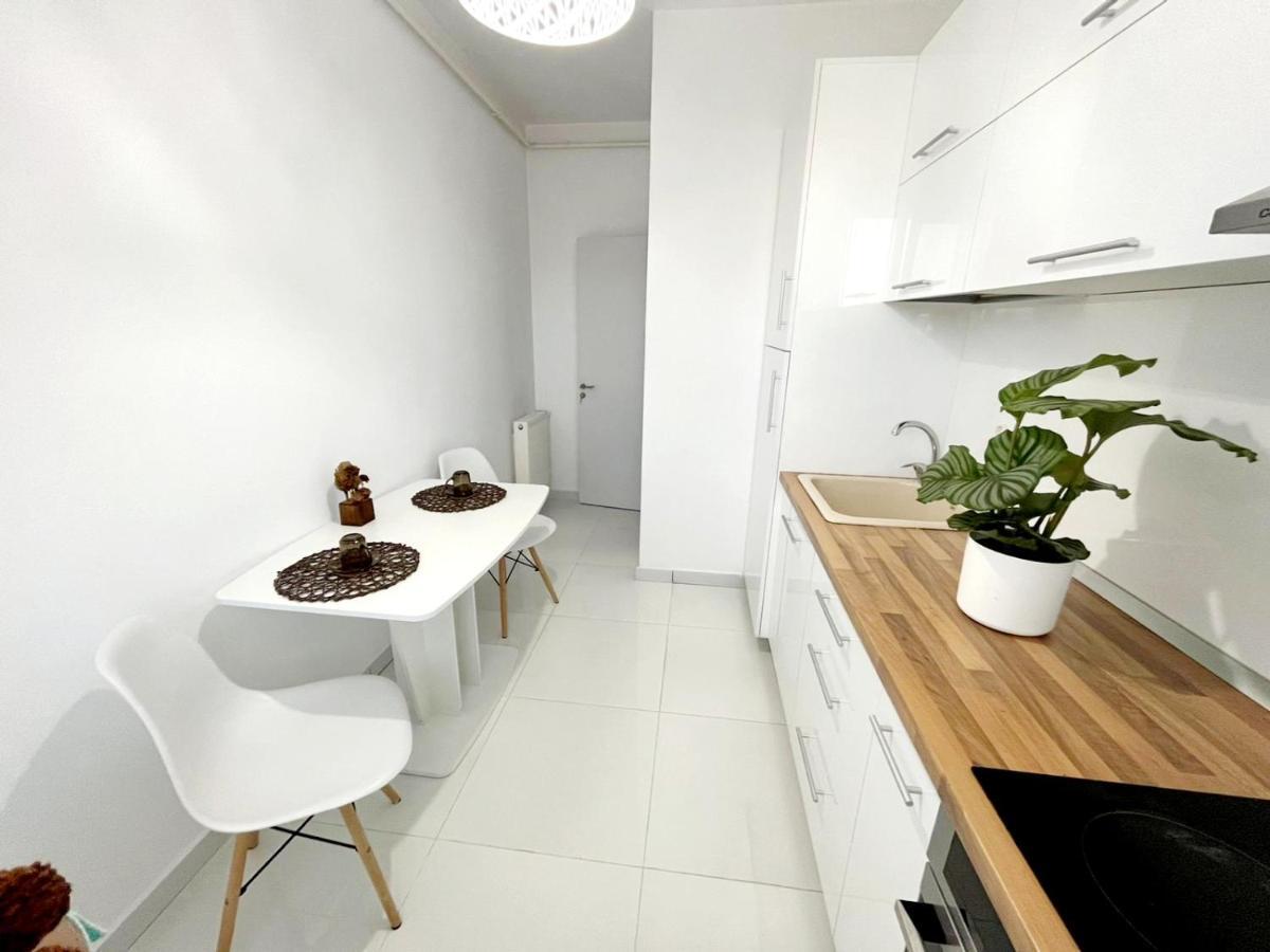 White Studio Apartment Pitesti Bagian luar foto