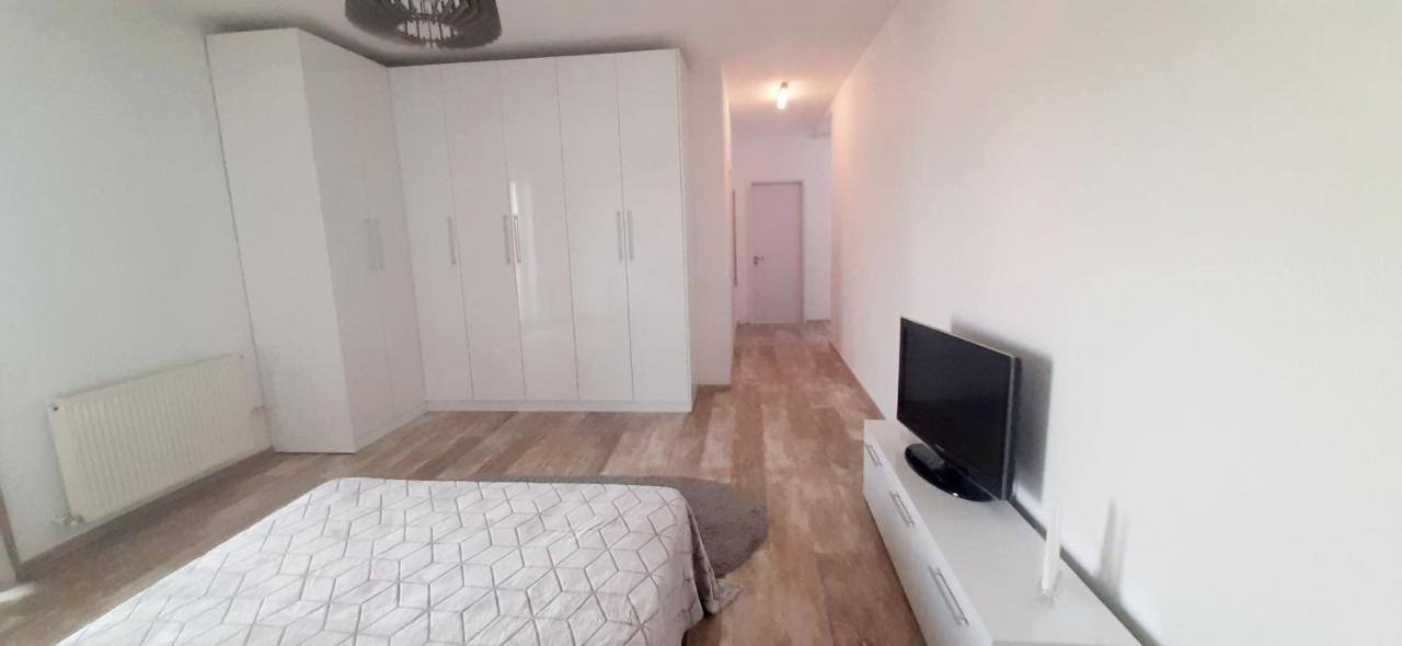 White Studio Apartment Pitesti Bagian luar foto