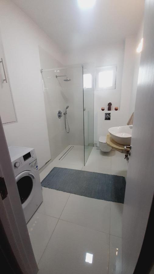 White Studio Apartment Pitesti Bagian luar foto